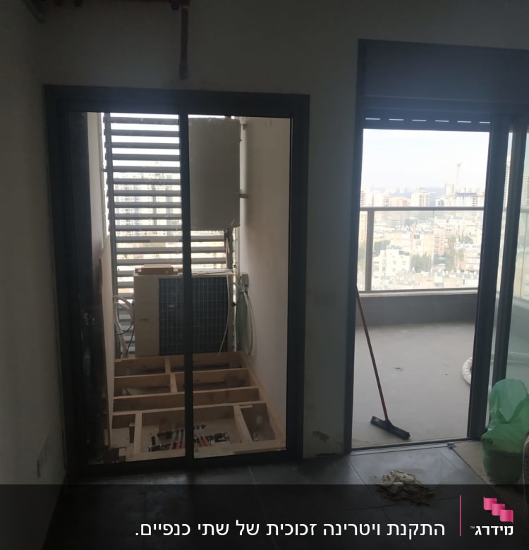 דלתות אלומיניום מזכוכית במרפסת עם נוף עירוני